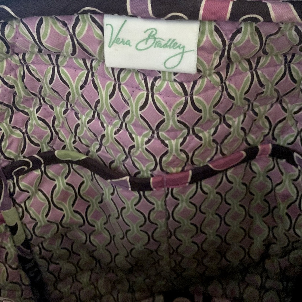 Two side pockets one front pocket